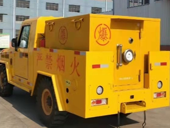 新密凯龙爆破器材运输车：保障爆破任务的安全运行